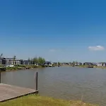 Ruim En Licht, Comfortabel En Stijlvol Ingericht Huis Met Uitzicht Op Het Meer 16
